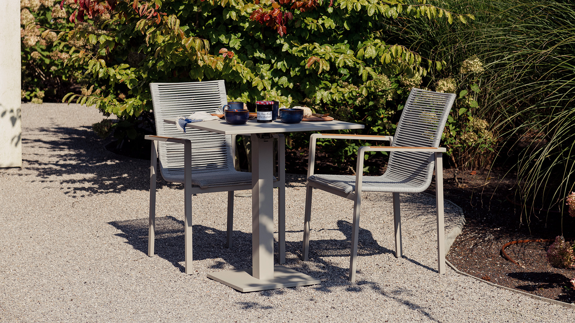 Moderner Klapptisch Prada in Aluminiumfarbe Leinenmatte Moderner Klapptisch Prada in Aluminiumfarbe Leinenmatte