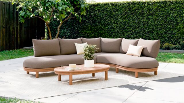 Salvador Corner Lounge 3 – Akazie heller Teak-Look – Alu-Rückenlehne Sand – Kissen Serval Hellbraun Olefin 370