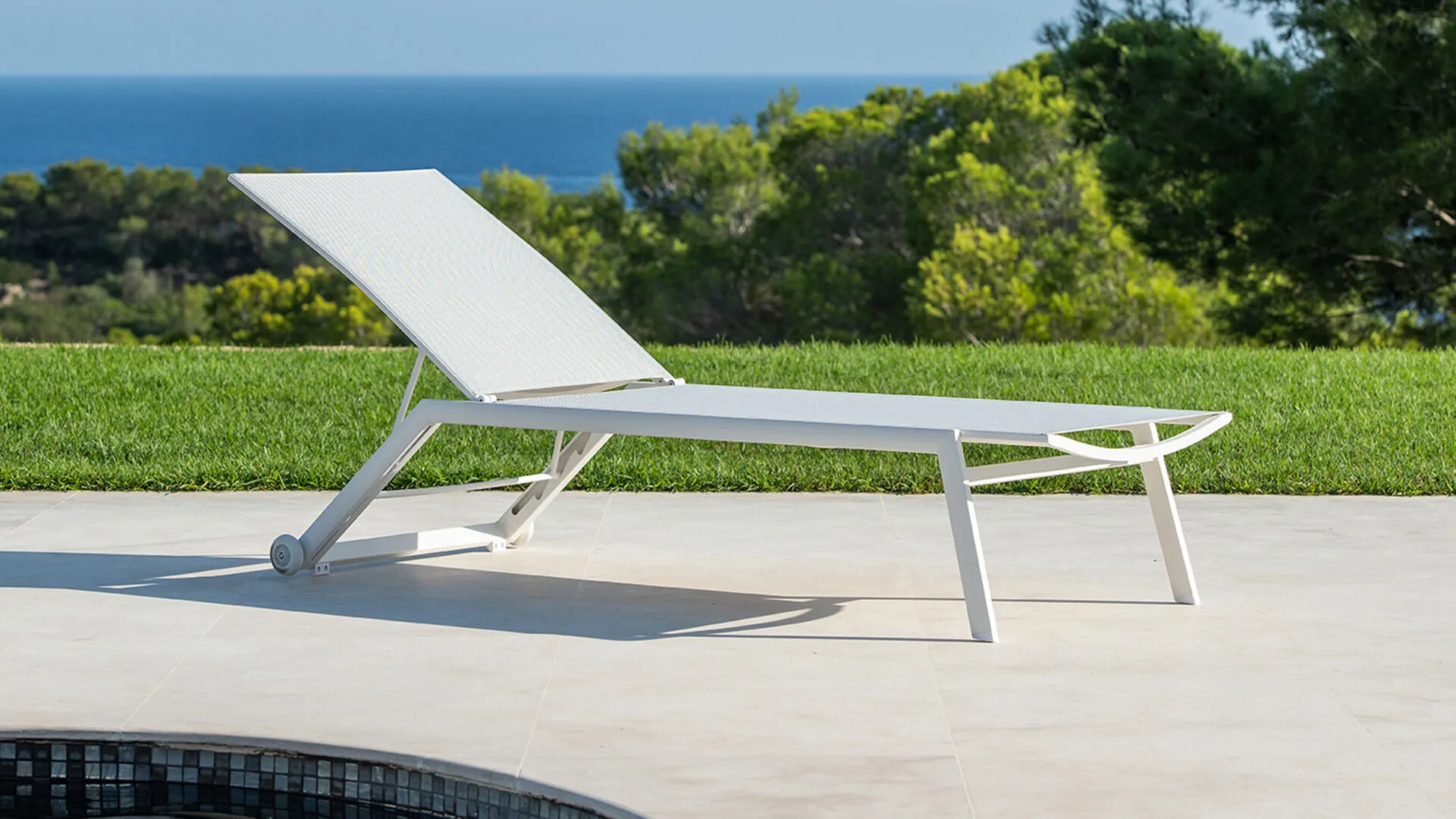 Alu ligbed hydra white mat light grey textilene